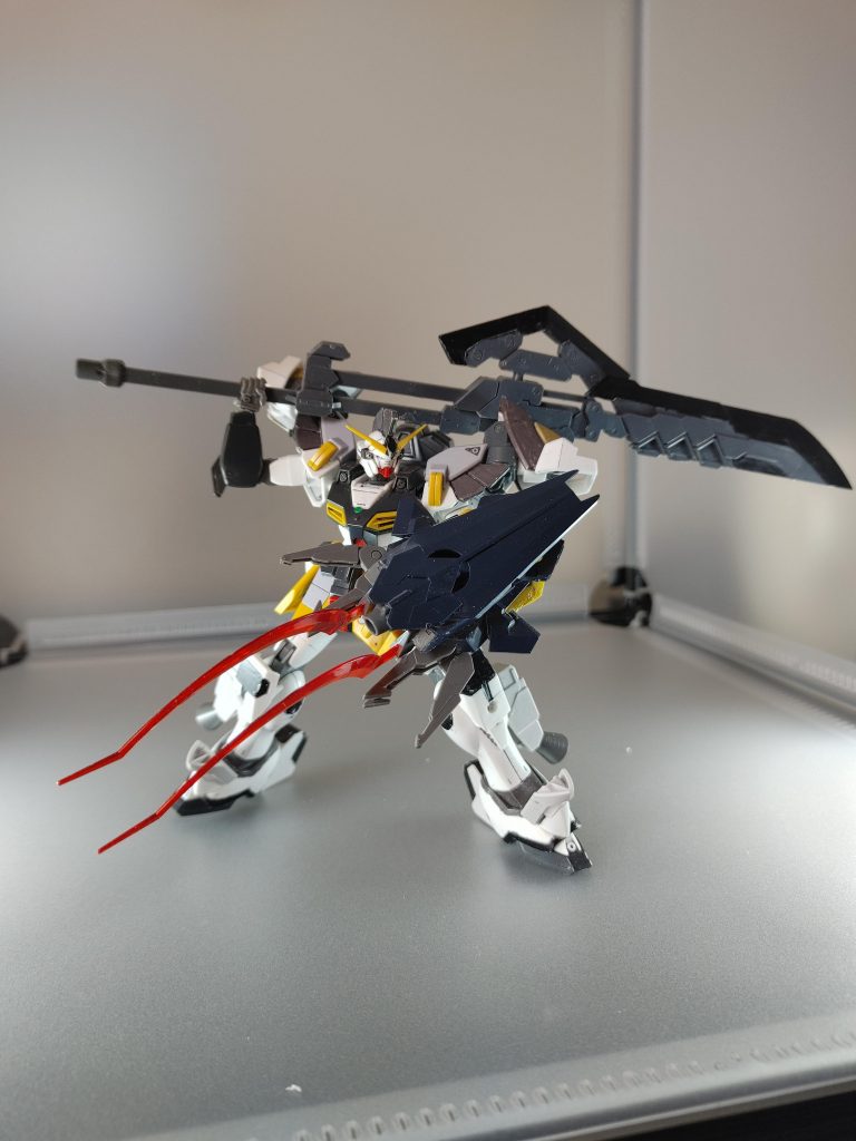 右肩の剣とアックスを連結させて大剣、ヒ―トショ―テルは発熱刃に変えられます。シ―ルドの爪は展開可能。