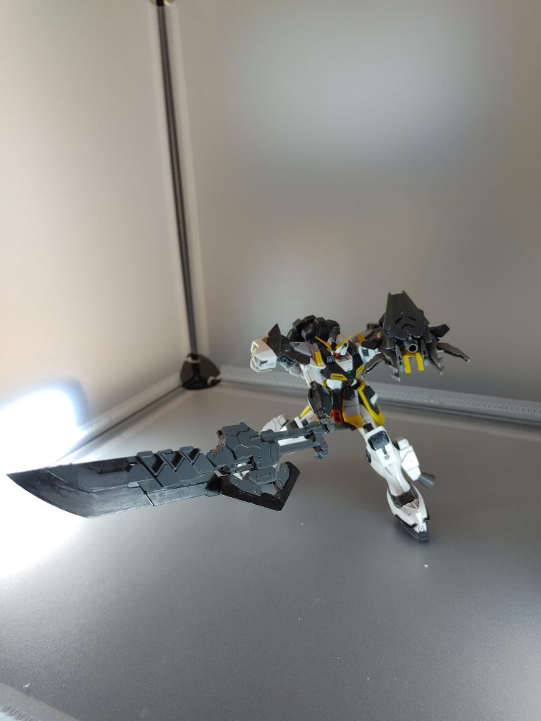 両足のかかとを補強してあるので大剣を持った状態でも自立可能です。実はシ―ルド内部にランチャー砲が内臓してあります。接近戦装備とは言え肩ミサイルを含め1、2個くらいは遠距離武器あってもいいかなぁと笑