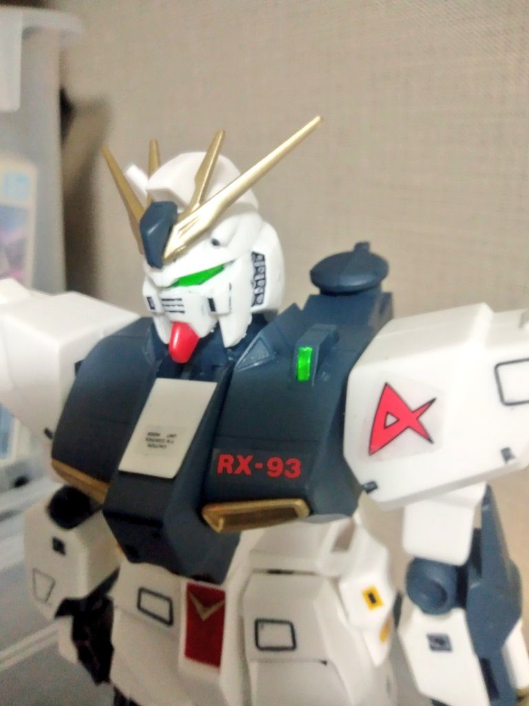 メインカメラはクリアパーツなので、裏は銀で塗装しています。