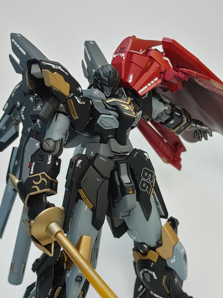 マント基部はボールジョイントなのである程度表情を持たせることができます。