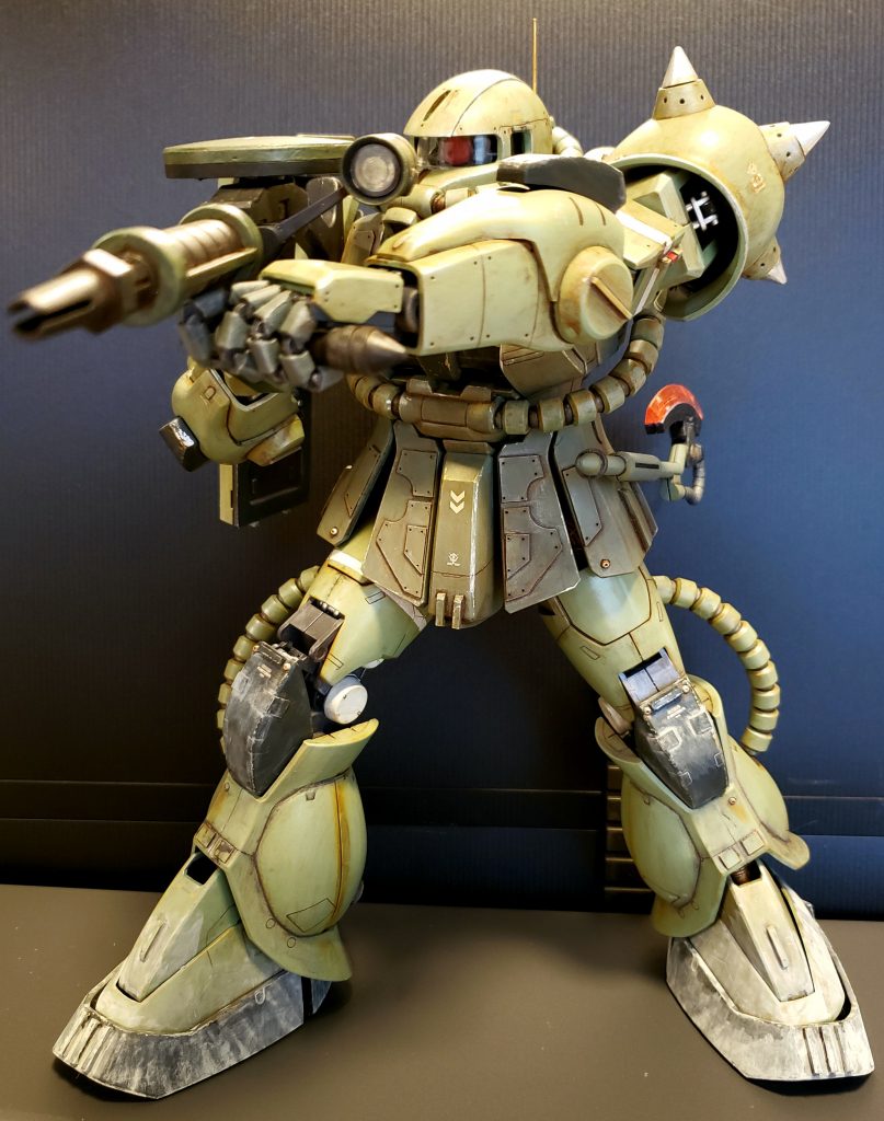 hidetさんのMGザクを参考にプラ板とメタルパーツ、デカールで情報量を増やしています。