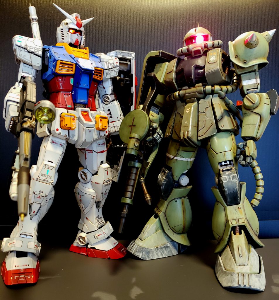 PG UUNLEASHEDガンダムと。ザクの頭の大きさが目立ちますが、両方スタイルはいいです。ガンダムは戦闘機、ザクは戦車をイメージしていました。