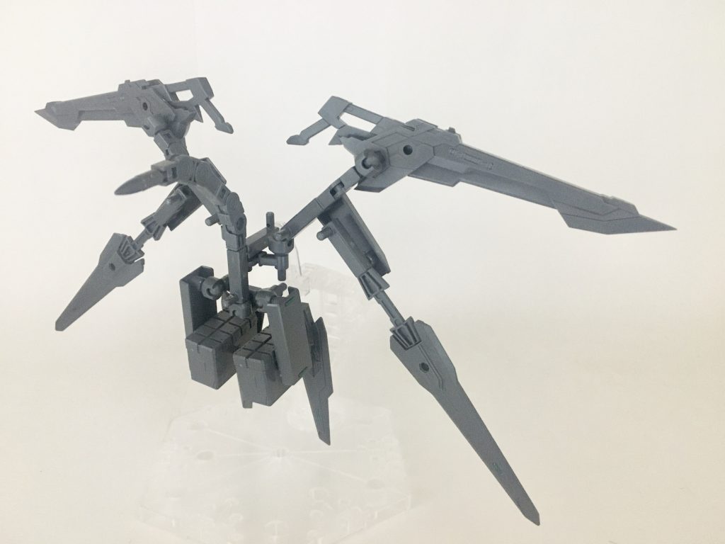 ブレイクブースター、正面。装備した機体に対し、強力な武装をもたらす推進装置。開発当初はインパルスに装備、運用されていたが、デュートリオンシステムの受信圏外での稼働時間が短かったため、デスティニーの新装備として移し替えられた経緯を持つ。