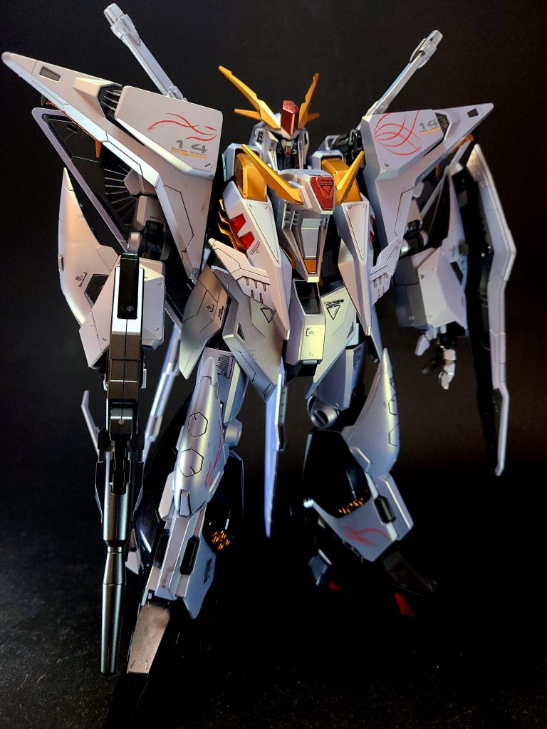 宇宙世紀0105年時点で単独飛行が可能なMSは皆無に等しかったため、少数の戦力しか持っていないマフティー・ナビーユ・エリンが地球連邦軍と渡り合えたのは、本機の絶大な戦闘力に負うものが大きかった[7]。機体の基本性能も高く、サイコミュを利用した高度な脳波操縦システム、大出力メガ粒子砲やファンネル・ミサイルなどの強力な火器を有する。これらの機能を盛り込んだ結果、機体全高は従来機を上回る30メートル近くに大型化している。機体の球形のコックピット・コアはリニア方式で浮遊し、コアとシートのジョイント部は3重のショック・アブソーバーで支えられている[13]。コックピットの外側からは、緊急開放レバーを押して引くことで開かれる[14]。サーチライトが備えられており、ガウマン救出時には、上空を照らすため[15]、オエンベリではキンバレー部隊の虐殺による死体の山を確認するため[16]にそれぞれ使われた。