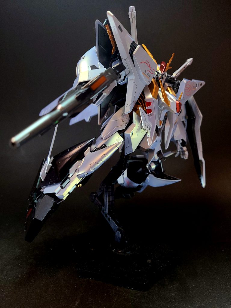 頭部サイコミュブロックパイロットの脳波を拡大するシステムで、頭部に搭載されている[2]。頭部センサー頭部に装備された、可動式のアンテナで、上部が前後へ動く[2]。ビーム・バリアー本機は、機体各部にバリアー能力がある[20]。他にも防御兵装としてはサンド・バレルがあり、追尾するミサイルに対してバリアーとして張られるが、50パーセントほどの防御効果しか見込めないため[21]、これが本機の最後のバリアーとされる[22]。気密性と各部のバリアーの状態を確認するには、機体を水中に沈めるのが一番手早い方法であるとされている[20]。コックピット内のバリアーは、通常のMSを撃墜できる倍以上の出力がかかったビーム・バリアーに対して発動したものの、コックピット・コアと装甲の距離が近すぎたため、相殺しきれずにハサウェイは痺れてしまった[23]。しかし、ハサウェイは4日間気を失って全身火傷と打撲で済んでいる[24]。大気中ではMS形態のままでミノフスキークラフトを用いても音速飛行は不可能とされている[25]。しかし、本機はペーネロペーと違い、ビーム・バリアーの技術を完成させており[26]、機体の進行方向へ波形を変えたビームを放射して大気の干渉を拡散させることにより、MS形態で音速突破を可能とし[27]、マッハ2に近い速度でアデレート空港に侵入して奇襲を成功させた[25]。この機能を展開した本機は、空中で機体全体が光に包まれたようなシルエットとなる[26]。小説『閃光のハサウェイ』では搭載箇所は明言されていなかったが、『SDガンダム GGENERATION-F』以後の設定では、音速飛行時に用いられるビーム・バリアーは肩に存在する三角形のパーツの先端（両肩だと2か所）から放射されると設定された。また、『SDガンダム GGENERATION-F』などの一部ゲームでは、この音速移動時に簡易的な飛行形態に変形する。