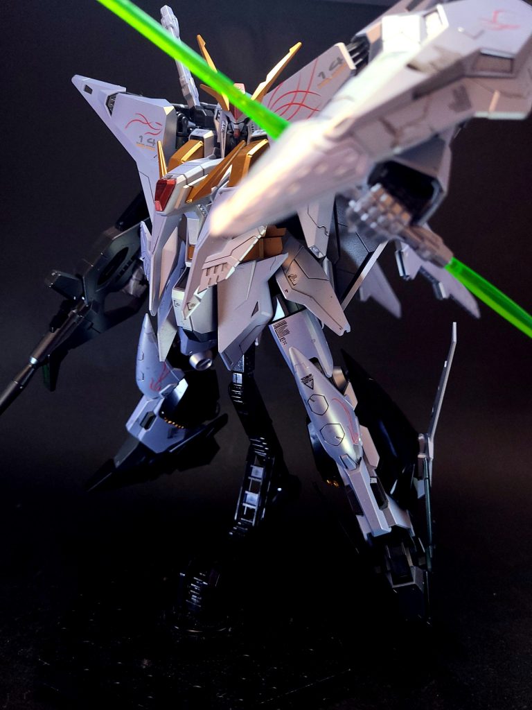 ミノフスキー・クラフト（ミノフスキーエンジン)反重力推進装置[12]。小説『閃光のハサウェイ』では搭載箇所は明言されていなかったが、『SDガンダム GGENERATION-F』以後の設定では、本機の両肩を覆う裃状の部分であるとされている。従来のMSはドダイYSやシャクルズといったサポートメカ（サブフライトシステム）に乗らなければ大気圏内での長距離飛行は不可能だったが、本機はこの装置によって長距離飛行が可能となっている[12]。カーゴ・ピサからの脱出時にはメガ粒子砲で攻撃されたが、その筋と逆行するように上昇して全弾回避した。その飛行はまるで軽飛行機のように身軽で、リモコンのモデル飛行のようだったと形容された[28]。高度8千メートルでの戦闘において、ミノフスキー・クラフトを搭載していないグスタフ・カールが落下に近い飛行や一度か二度の一撃離脱攻撃ができるだけ[29]なのに対し、ミノフスキー・クラフトを搭載している本機は戦場を縦横無尽に駆け巡り、グスタフ・カールやケッサリアを次々と撃破した。この装置により、本機は前進中であってもメッサー1機の重量程度なら、背中に乗られても支えることが可能である[30]。前述のビーム・バリアーも併用することにより、大気圏内でMS形態のまま音速飛行が可能となっている。