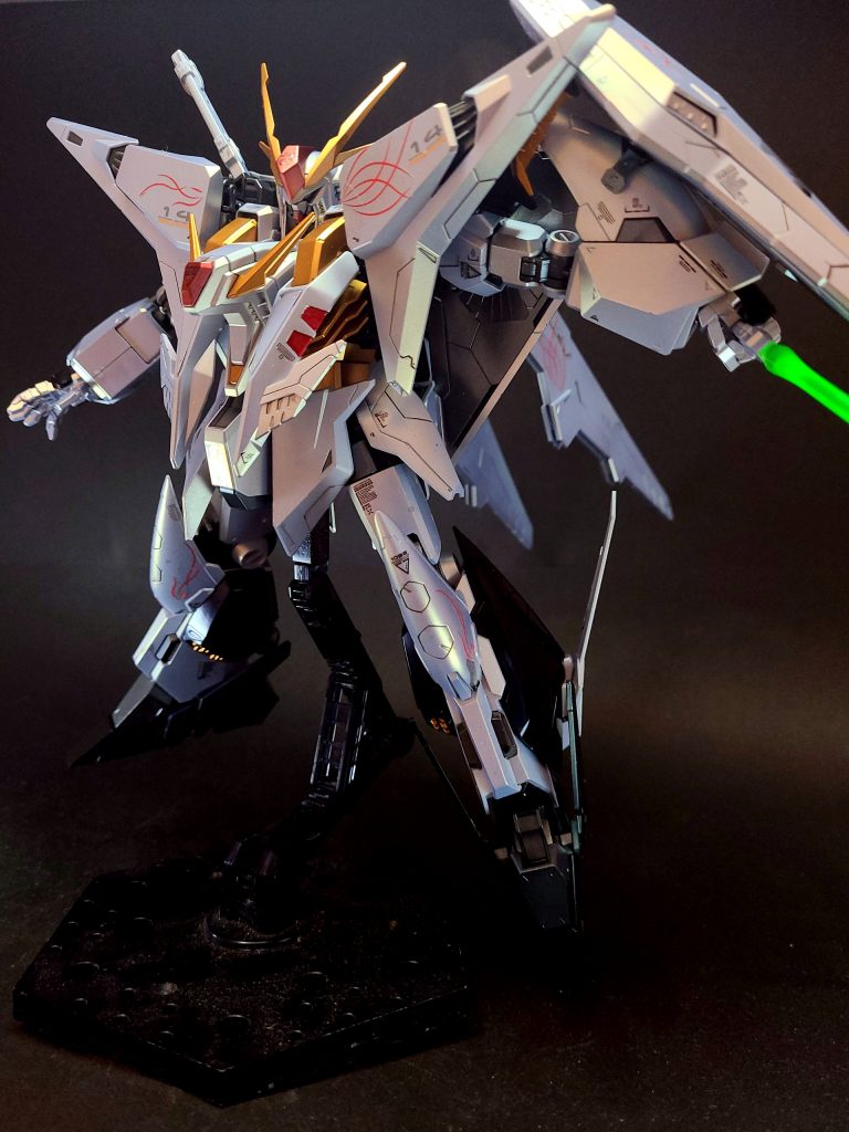 ビーム・サーベル両肩にマウントされたトーチからメガ粒子を発振させることで、敵機を両断する[2]。使用時には、モニターの左部分に、サーベルの行動曲線が描き出される[34]。ペーネロペーとの戦闘では、シールドの影のマニピュレーターの手首から発振させている[35]。シールド専用のシールド[18]。左マニピュレーターで保持される[35]。外圧に対し、十分な強度がある[31]。メガ粒子砲の直撃も防ぎきり、その際にはシールドが焼けて溶解した金属粒子と強化プラスチック中の繊維が灼熱した糸となり、大気中に四散した[35]。裏面にはミサイルが装備されており、追尾してくる敵に有効で連射が可能