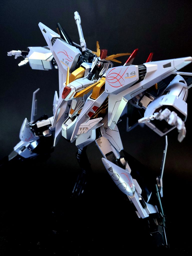 腕部ミサイルランチャー、脚部ミサイルランチャー、膝部大型ミサイルランチャー機体各所に搭載されたミサイルランチャー[2]。弾頭は、大型ではない[37]。爆撃に使用され、音速飛行時からミサイルの射程に入ったところで急減速をかけ、アデレート空港へ全弾を叩き込んだ[25]。ファビオ・リベラたちにより、第二・第三の爆撃が行える量のミサイルが補給された