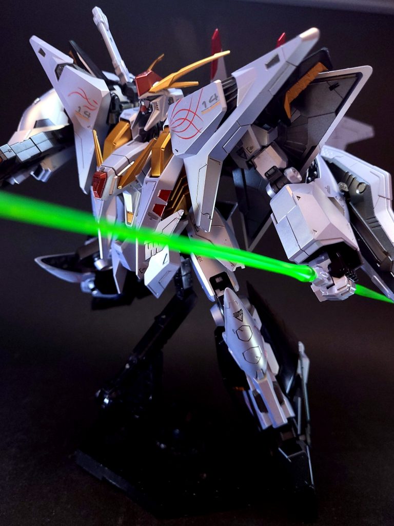 武装ビーム・ライフル専用のビーム・ライフル[18]。右マニピュレーターに装備する[29]。外圧に対し、十分な強度がある[31]。過去のものに比べると初速が倍近くあり[29]、一射すると丸い光が放たれ、たやすくグスタフ・カールを破壊する[29]。ペーネロペーとの戦闘で、ビームを発射直後にライフル本体を海面スレスレに飛ばすという囮として使われ、紛失する[32]。ペーネロペーとの三度目の戦闘では、サンド・バレルによって損傷すると、すぐさまメイン・エンジンからエネルギー・パックへのチャージが行われ、そのまま放出してパックが過圧による爆発を起こし、目眩ましに使われた[33]。ゲームなどでは、右マニピュレーターに装備されている。