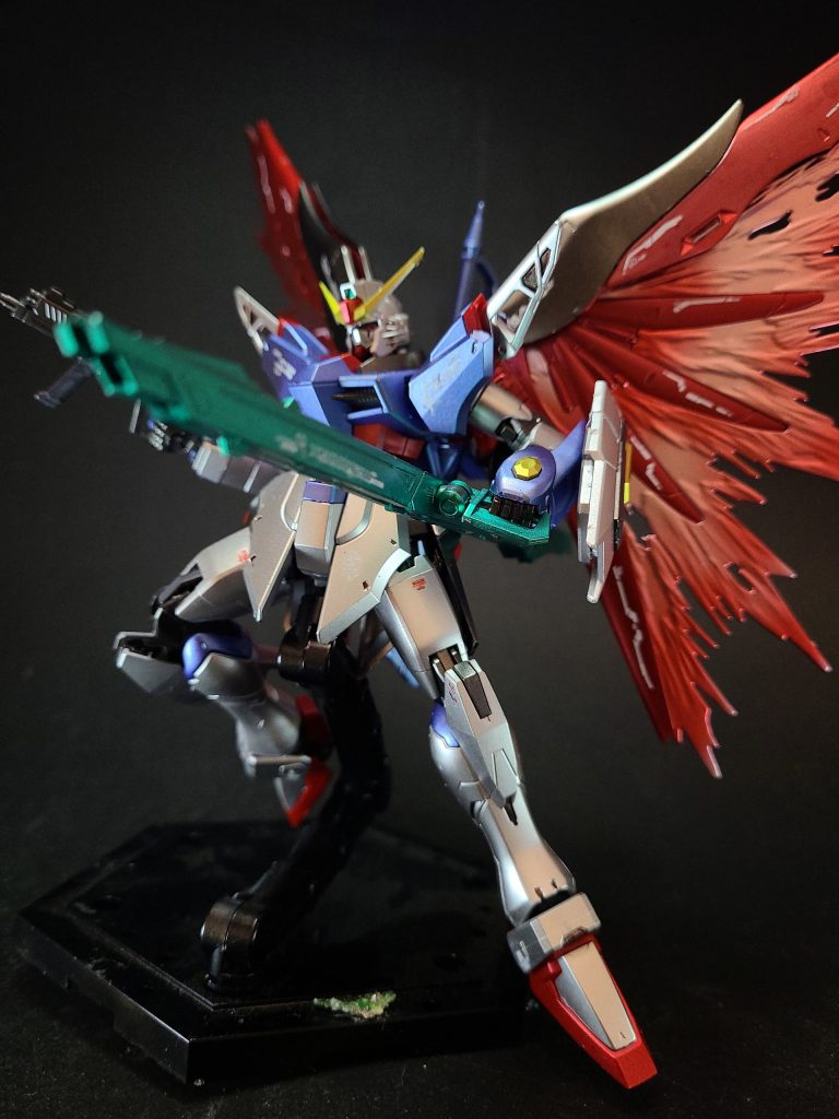 頭部『機動戦士ガンダムSEED DESTINY』アニメーション第3期、第4期OPにおいては、額に型式番号の一部である「2」をイタリア語で示す「DUE」（ドゥーエ）の文字がみられる。コックピットハイパーデュートリオンエンジンを搭載したデスティニーには、新型のコックピットが採用された。外景表示用のモニターは、前面及び側面のパネルがシームレスで一体化したことによって、視認性の高い広域視界を実現している。OSも新型の「MOBILE SUIT NEO OPERATION SYSTEM　(Gunnery United Nuclear-Deuterion Advanced Maneuver System[注 14] Ver.1.62 Rev.29)」が採用されており、高度化した多彩な装備群を円滑に運用できるようになっている[14]。コンソールインターフェースをはじめとした機器類は高度化しているものの、セカンドステージシリーズのコックピットとほぼ同様の配置を保っている。これにより、シンが初搭乗の際でも戸惑うことなく操縦が可能だった[14]。高出力稼動時には中央のサブディスプレイがポップアップする[14]。一方で、デスティニーやレジェンドのコクピットには通常モードのほか、ハイパーデュートリオンエンジンに対応した最大出力モードである「ハイパーモード」が導入されており、パイロットの判断で機体性能を調節できるとした資料もみられる