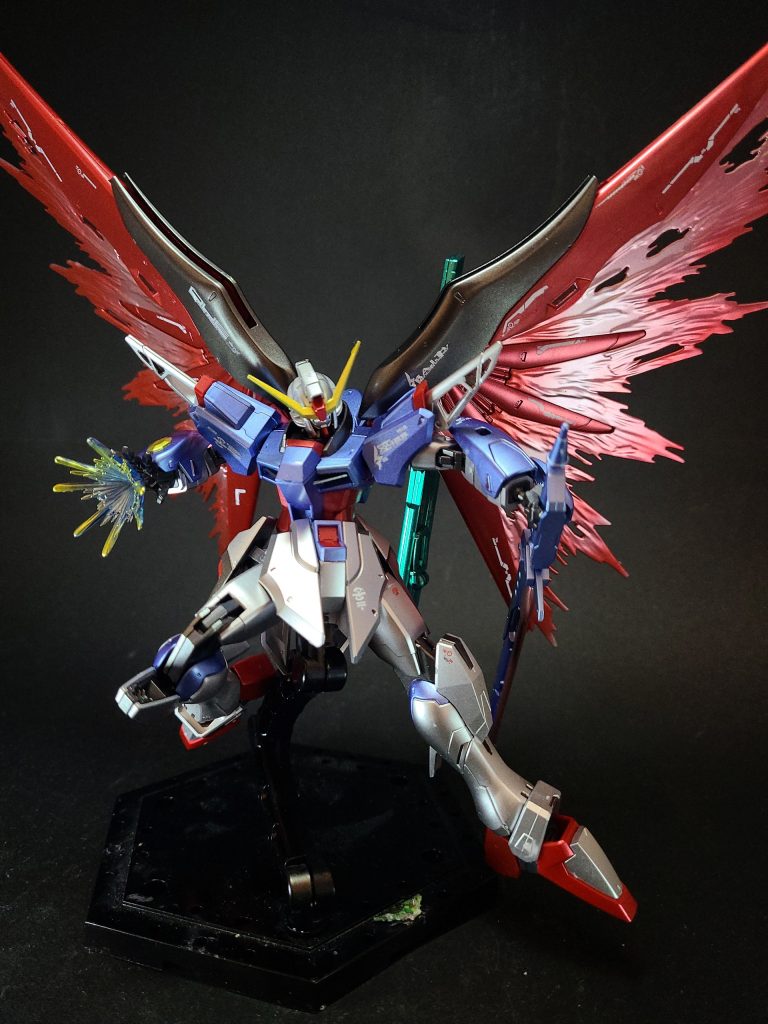 MMI-X340 パルマフィオキーナ掌部ビーム砲[注 17]両手の掌に装備された隠し武器とも言えるビーム砲。密着した状態の相手を確実に破壊する装備で、通常有り得ないゼロ距離での格闘戦を想定したこの兵装から、デスティニーガンダムの特異さを窺い知れる装備の一つとなっている。新機軸の兵装の一つであり、故に戦術バリエーションも未知数[1][5]。また、ビーム砲を構えるMMI-X340 パルマフィオキーナ 掌部ビーム砲[注 17]両手の掌に装備された隠し武器とも言えるビーム砲。密着した状態の相手を確実に破壊する装備で、通常有り得ないゼロ距離での格闘戦を想定したこの兵装から、デスティニーガンダムの特異さを窺い知れる装備の一つとなっている。新機軸の兵装の一つであり、故に戦術バリエーションも未知数[1][5]。また、ビーム砲を構える動作無しに攻撃を行うことが可能で、組み合っての接近戦闘などでの使い勝手も良いとされる[7]。資料によって短距離ビームソードと記述したもの[31]、ビーム砲というよりもの開放型のビームジェネレーターに近い装備とした資料もみられる、。また、威力面の設定では戦艦クラスをも一撃で破壊可能とした資料もみられるしに攻撃を行うことが可能で、組み合っての接近戦闘などでの使い勝手も良いとされる[7]。資料によって短距離ビームソードと記述したもの[31]、ビーム砲というよりもの開放型のビームジェネレーターに近い装備とした資料もみられる[39][注 18]。また、威力面の設定では戦艦クラスをも一撃で破壊可能とした資料もみられる