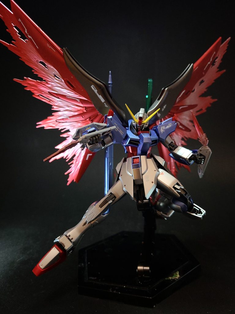 RQM60F フラッシュエッジ2ビームブーメランソードインパルスに装備されたフラッシュエッジビームブーメランの発展型。オリジナルにあった実体刃ブーメランとして用いるための二刀連結機能は持たないが、ビーム刃を延長することで手持ち式のビームサーベルとしても使用可能となっている[1][5]。また、投擲時の出力でもアンチビームシールドを容易に切断する威力を持ち、並みのMSなら一撃で破壊できるとした資料もみられる[7]。簡易ドラグーン式のビームのブーメランとなっている[14]。非使用時は両肩部に装備されている。