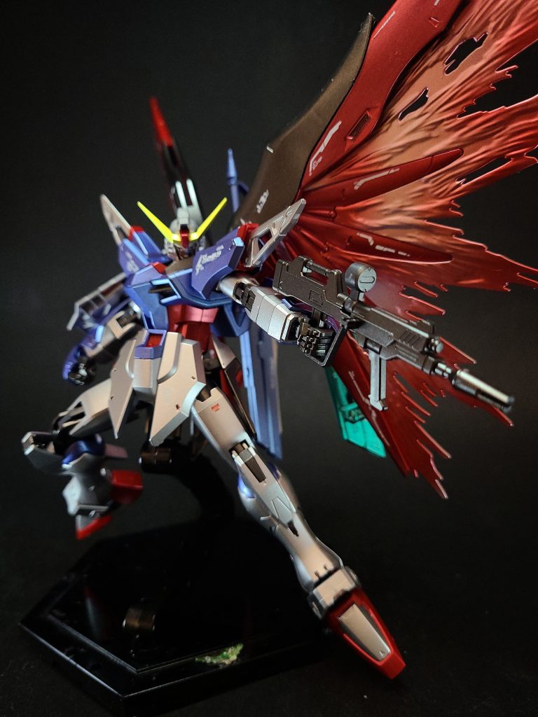 MA-BAR73/S 高エネルギービームライフル前期セカンドステージシリーズのビームライフルの改良型であり、ハイパーデュートリオンエンジンからの豊富な電力供給に対応した改良によって、大幅な出力と連射性の向上を実現している[1][5]。一方で、このビームライフルはインパルスガンダム用のMA-BAR72 高エネルギービームライフルの改良型であり、速射性と射角に優れるとした資料もみられる[14]。また、中距離戦闘用[10]、バランスの取れた性能を持つとした資料も存在する