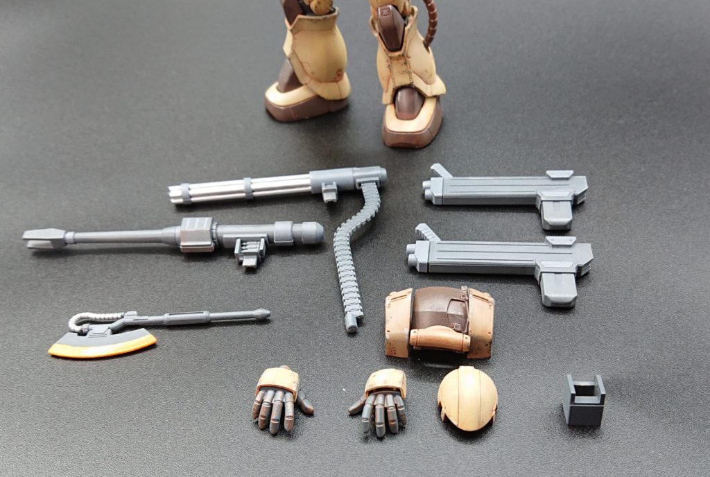 武器も細かく塗り分けていて、メインはジャーマングレーですが、グレーやシルバー、ヒートホークも発光(？)ヒート中(？)