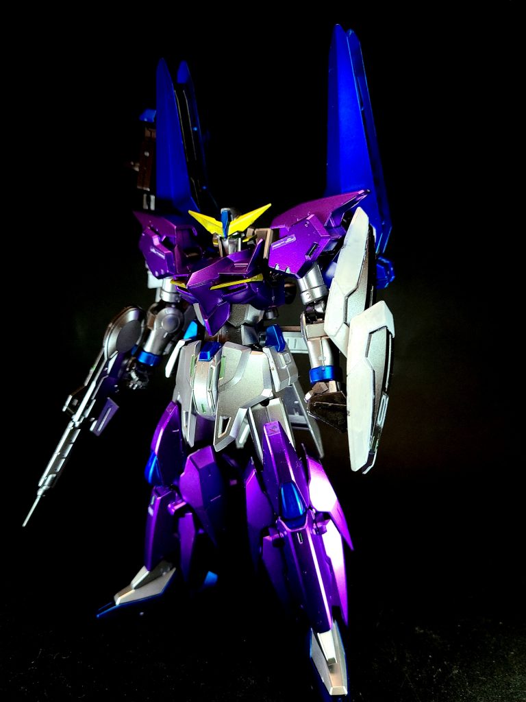 武装は、原典機純正の二種のビームライフル、バックパック上段に背負った2連装マシンガン内蔵の大型槍「ハイパーバーストランス」、バックパック左側のフレキシブルアームに接続されたシールドバインダー裏面の折りたたみ式バスターランチャー「フォールディングバーストランチャー」、両すね前面装甲に内蔵されたビームキャノン2門[42]、バインダー裏面に装備されたビームサーベル2基。