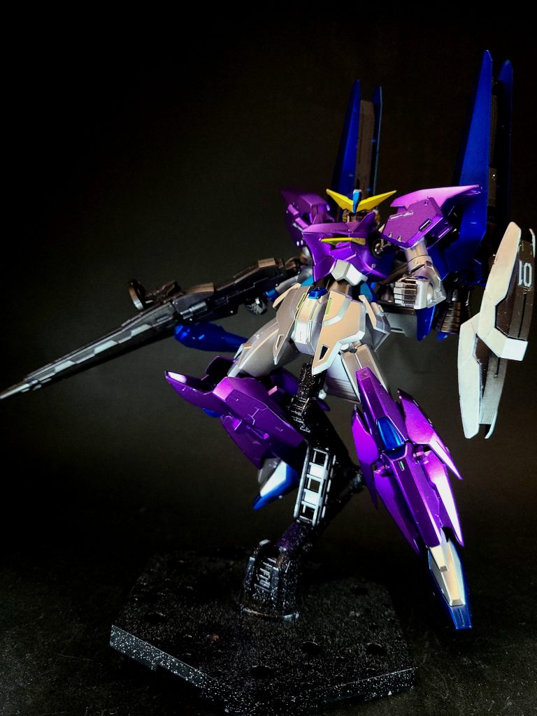 追加武装は、折りたたみ機構やハイパーバーストランチャーとの合体機能を備えたロングビームライフル、ヒュージブースターの左右に装着された連結機能付きのシールド2枚。