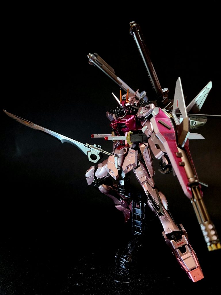 機体構造（ルージュ）操縦支援AIC.E.の世界においてはAI技術が普及しており、行政職務などにも支援AIが用いられている[80]。また、オーブのモルゲンレーテ社においては量子コンピュータに人格を持たせたAIを導入し、MS設計やシミュレートも行われている[81][注 20]。ストライクルージュに搭載された操縦支援AIは、ジャンク屋組合が所有する疑似人格コンピュータのデータをベースに作られたもの[73]で、操縦に不慣れなパイロットのために導入された。このAIはパイロットの操縦と状況を判断し、操縦ミスのカバーなどを行うとともに、自機に対する回避行動が自動で可能となっている[43]。その後、本機の支援AIはさらなる発展を遂げたものがアストレイ グリーンフレームに搭載された[82][注 21]。こうした支援AIによってパイロットの行動をサポートするシステムは、C.E.73年からの大戦期にはナチュラルでは広く普及されたものの、コーディネイターを擁するザフトでは人員をカバーするための無人機研究に利用されている[84]。