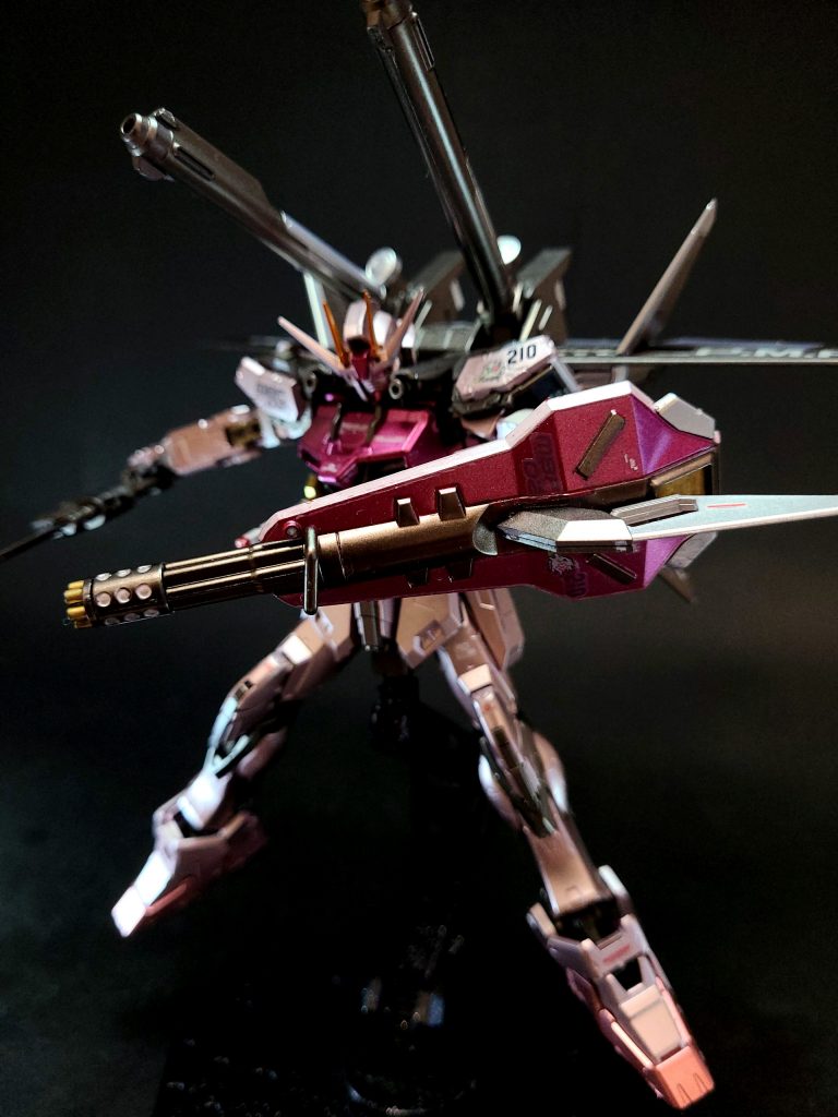 フェイズシフト装甲元々、オーブはフェイズシフト装甲の技術を有していない国家であったが、ストライクの回収によってその取得に成功した[92]。ストライクルージュに搭載されたフェイズシフト装甲は、ストライク修復時にアメノミハシラで製造されたPS装甲材を用いている[43][注 24]。尚、ストライクルージュのフェイズシフト装甲は、原型機となったストライクとは異なり、赤色を主体としている。この起動色の変化は、パワーエクステンダー搭載によってエネルギー効率が向上したこと[67]と、搭載したAIがパイロットの生存能力を優先してエクステンダーの制御系に介入した結果による[43]。そのため、機体の設定値を変更すれば、ストライクと同様の機体カラーに変更することも可能である[85]。この技術も後に流出し、ザフトが開発するインパルスを筆頭とした「セカンドステージシリーズ」のVPS装甲は、ストライクルージュのPS装甲を雛型として開発されている[94]。