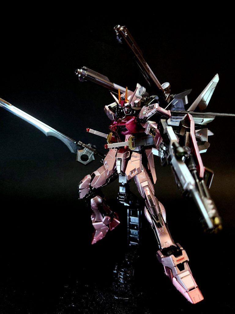 マーキングストライクルージュの左肩部には、「オーブの獅子」と呼ばれたカガリの父ウズミ・ナラ・アスハにちなんだ右向きの獅子にカガリが好むユリの花のパーソナルマーキングが施されている[68]。尚、このパーソナルマークのデザインは『機動戦士ガンダムSEED』アニメーションシリーズでカガリ・ユラ・アスハ役を務めた進藤尚美のアイデアを取り入れ、チーフメカ作画監督である重田智が行っている[95]また、宇宙戦闘艦クサナギの艦載機として左肩と左足首に機体識別番号「210」も記載されている[42]。