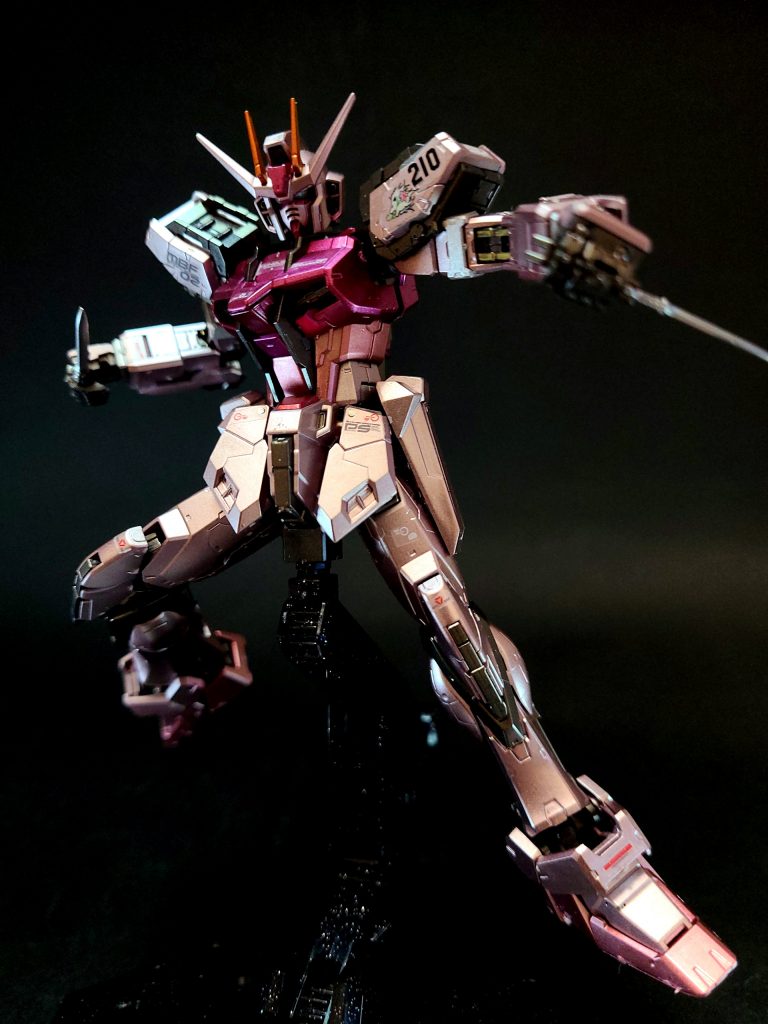 劇中での活躍（ルージュ）『SEED』では、オーブが地球連合軍の侵攻を受けた時期にはまだパーツ自体が完成したばかりの状態であり、オーブ降伏の折にクサナギによりパーツを宇宙へ運び出され、約1か月の組立作業を経て完成した。そのため、アニメ本編での初陣はヤキン・ドゥーエ攻防戦の最終決戦時となる。同決戦においてストライクルージュはアサギ、マユラ、ジュリの死によってカガリがSEEDを発現させた結果、機体スペックを上回る活躍を見せた[96]。さらにキクチやカノウが駆るM1アストレイ、アスランのジャスティスとともにヤキン・ドゥーエへと突入、最終的にはアスランとともに生還し、プロヴィデンスとの決戦でフリーダムを大破させたキラの元へ向かっている。一方で、書籍媒体では実戦投入に先行し、オーブ軍のキクチやカノウが乗るM1アストレイを伴いIWSP装着状態でのテストを行っている。同パックはカガリには扱いこなせるものではなかったため[97][98]、テスト終了後に装備変更を要求している[43][注 25]。また、小説版においてはアスランやアサギとともにエールストライカー装備状態での模擬戦の様子が描かれた。こちらでは危なげにデブリ帯を飛行した後、アサギのM1アストレイにレーダーロックしてみせたが、直後に姿勢制御ミスを起こし制動不能に陥ったため、ジャスティスに救出されている[70]。『SEED DESTINY』でも、引き続きカガリの愛機として登場。第1クールのオープニングではI.W.S.P.を装備した姿で登場しているが、本編中では一貫してエールストライカーを装備していた。ザフト軍艦隊に捕捉されて窮地に陥ったエターナルの援護のため、インパルスとの戦いでフリーダムを破壊されたキラがカガリから借り受けて使用した際、機体OSはキラの手によってかつて彼が搭乗したオリジナルのストライクと同設定に調整され、PS装甲色は同じくトリコロールに変化している[注 26]。大気圏離脱時には専用ブースターユニット「ストライクブースター」を装着し、打ち上げられた。 