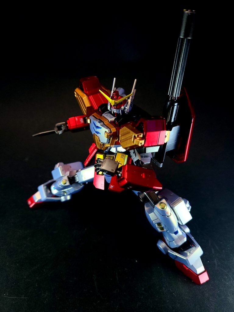 マシンキャノン両肩に内蔵された機関砲。胸部ガトリング砲やバルカン砲と合わせて、敵機の接近を許さない牽制が可能[2]。胸部ガトリング砲胸部左右の開閉式装甲カバー下に隠されたガトリング砲。頭部バルカンと肩部マシンキャノンの中間に位置する。弾丸はケースレス弾を使用[注 4]。TV版ではコクピット部の装甲ごと開閉するデザインだったが、EW版では砲門部のみ開く構造になっている。