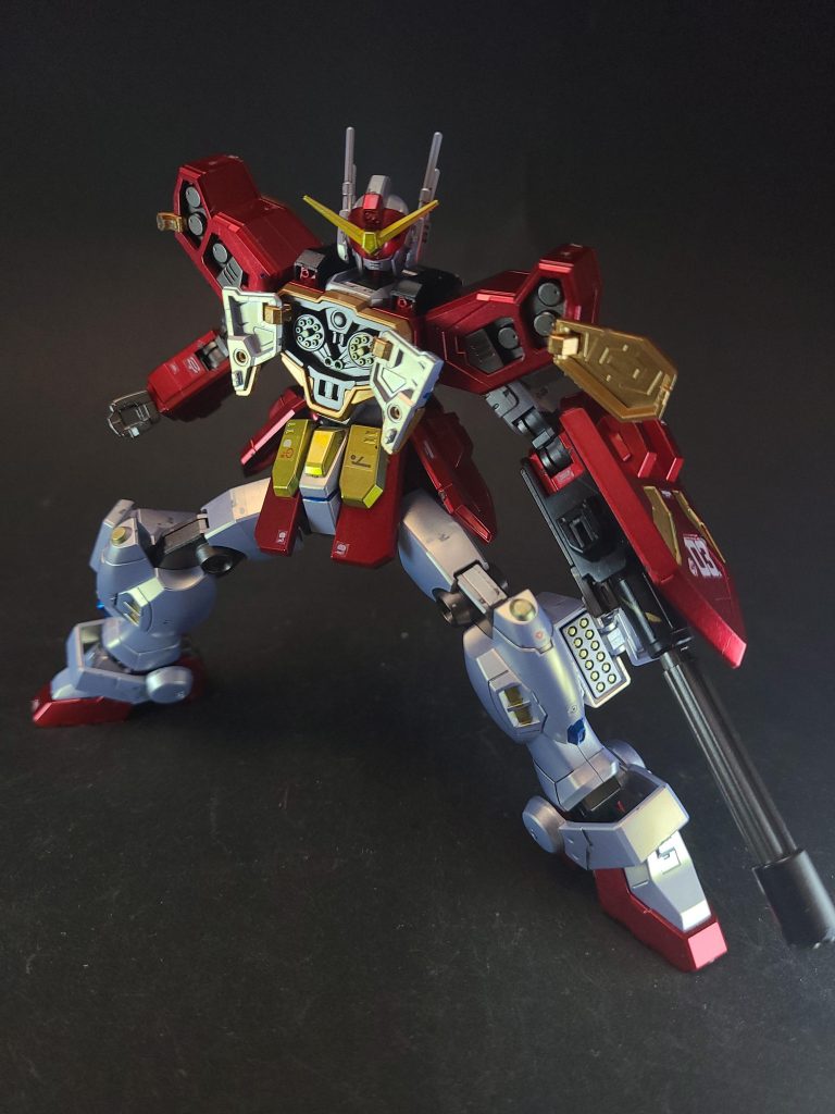 武装ビームガトリングヘビーアームズの主兵装[5]。左前腕を覆うかたちで装着し、折り畳み式のフォアグリップを展開する事も可能[注 1]。不使用時はバックパックに懸架される[注 1]。シールドが備えられ、攻守一体の装備としても機能する[5]。ただし、装備時は機体重量が左側に偏るデメリットも持っている[2]。機体側の重心設定を変更すれば通常どおりの動きが可能だが、トロワは格闘戦で装備を投棄したときに発生する弊害を考慮し、あえて設定を変えず自らの技量のみで不安定さをカバーしている[注 2]。EW版では銃身がさらに大型化し、腕を覆うのではなくグリップを握って保持する。不使用時はバックパック左側のラックに懸架される。ベルトでエネルギータンクと繋がっており、バックパック右側のラックにタンクは懸架されている。当初はテレビ版と異なりシールドは装備されていないが、プラモデル「MG（マスターグレード） ガンダムヘビーアームズEW」で新たに設定され「敗栄」でも装備している。シールドのみを腕に装備することも可能。