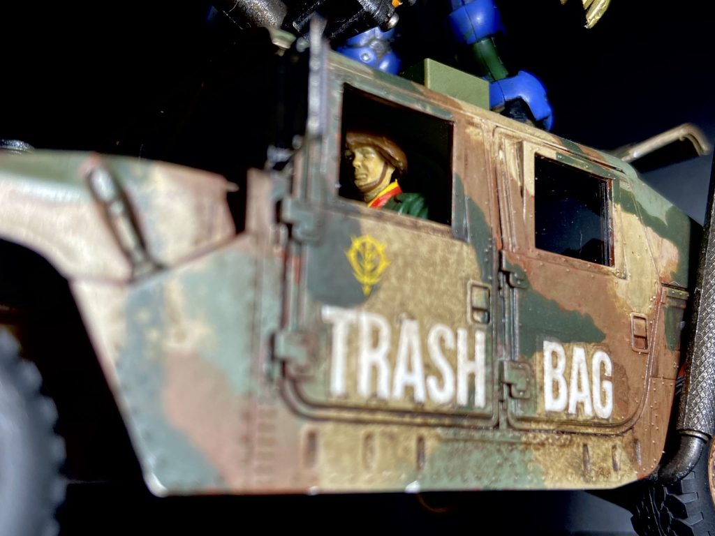 その後、くずかご部隊はゲリラ作戦でジム2機を撃破し、予想を裏切り本部に帰還。おやっさんは命令を下した上官に皮肉だけ挟み、再び戦場に戻ったという(￣▽￣)