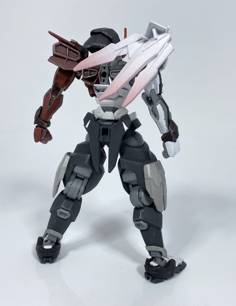 MHF-1000/E.SR 千子村正クラフター系フォース「伊勢千子」のフォースリーダーを務めるエルダイバー、E.SRが使用するガンプラ。E.SRは生まれる際、バグの影響でネット上に存在する歴史上に実在した刀匠、千子派初代、村正のデータの影響を受けており、刀鍛冶の頭領としての人格とスキルがインストールされていた。このため、千子として、村正として、新たな生を受けたGBNの世界で刀を打ち続けているのである。機体のベースは近接適性の高いロードアストレイであり、E.SRの高い刀剣知識とそれらを扱いきる技量と合わせて、非戦闘職ながら高い戦闘力を保有している。