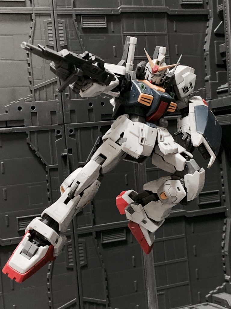 浮かせてビームライフル。スタンド用の3mm穴が開いていないので、胴体を挟み込んでいます。「出てこなければやられなかったのに！」