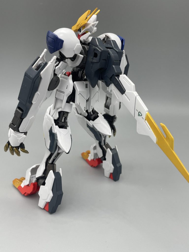 背面ガンダムフレームMSは各所に銀で塗装すると映えますね…頑張ってマスキングした甲斐があります。