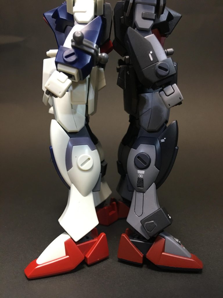 ふくらはぎのスラスター?はくり抜いてディテール入りのプラ板を埋め込んでいます。スネのパーツ分割を変更してヒザとスネで切り離し、スネ側は接着して繋ぎ目を処理し、スローターのアンクルアーマーを移植。HGとスネの幅が同じだったため接続穴を開けるだけで済みました。