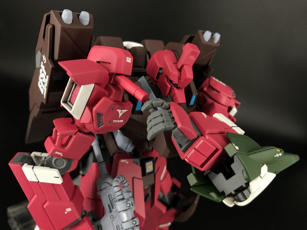 肩は劇場版Zガンダムでガルバルディβが披露したビームサーベルラックを再現してます。通常のリゼルが装備しているビームサーベルより大型で出力の高い物を装備してます。