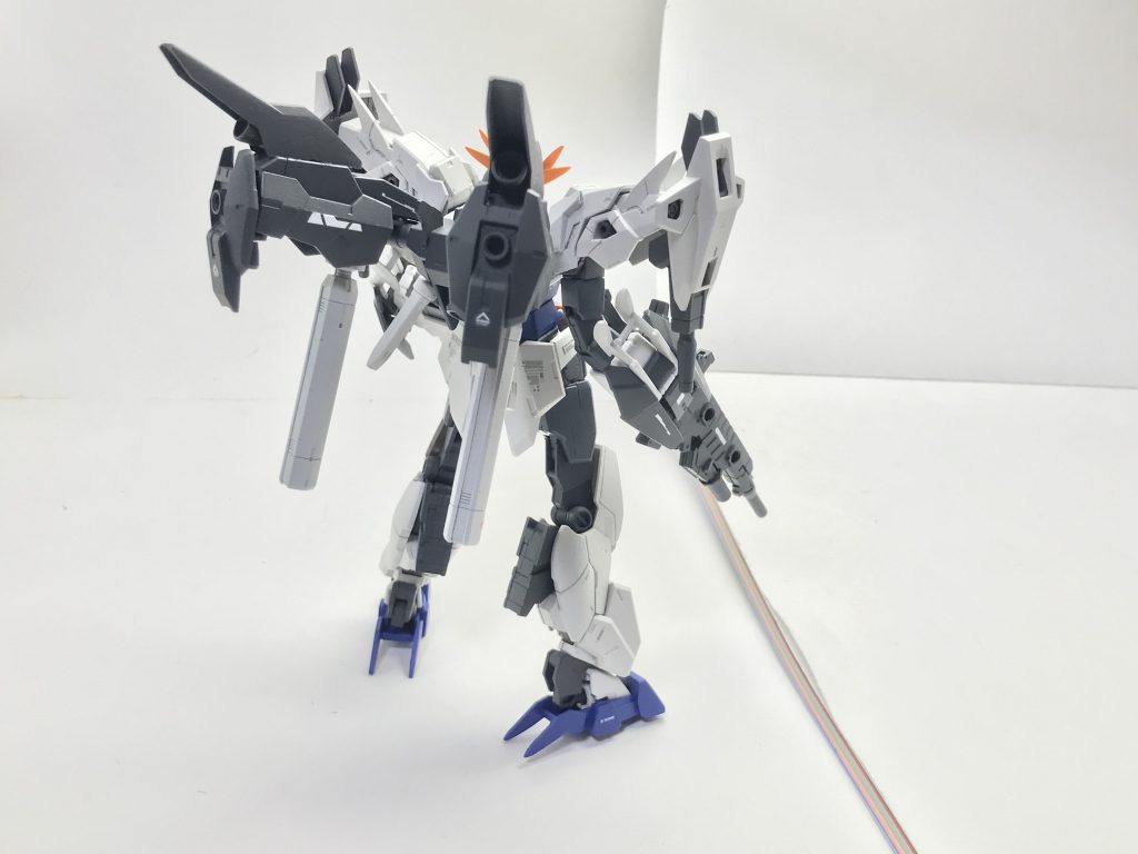 背面。装備を多数搭載したことによる重量の増加とエネルギー効率の悪化を鑑みて、原型機のマルチコンテナビットとしての機能を廃し、スラスターとプロペラントタンクを増設していることが特徴である。