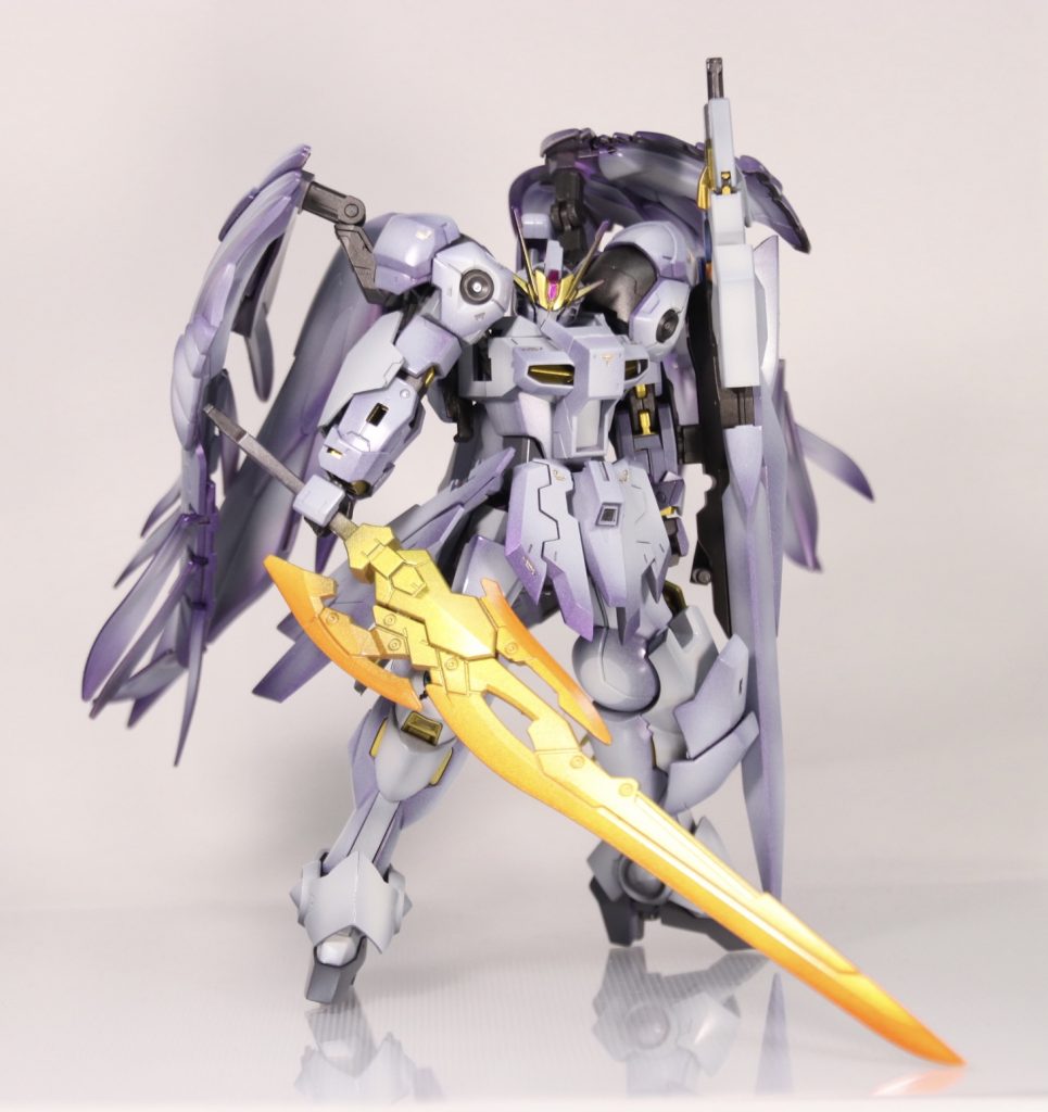 ナイトガンダムの神聖騎士なので炎の剣をもたせています実体剣ではなくなんだかわからない不思議な力の炎の剣というつもりです(笑)