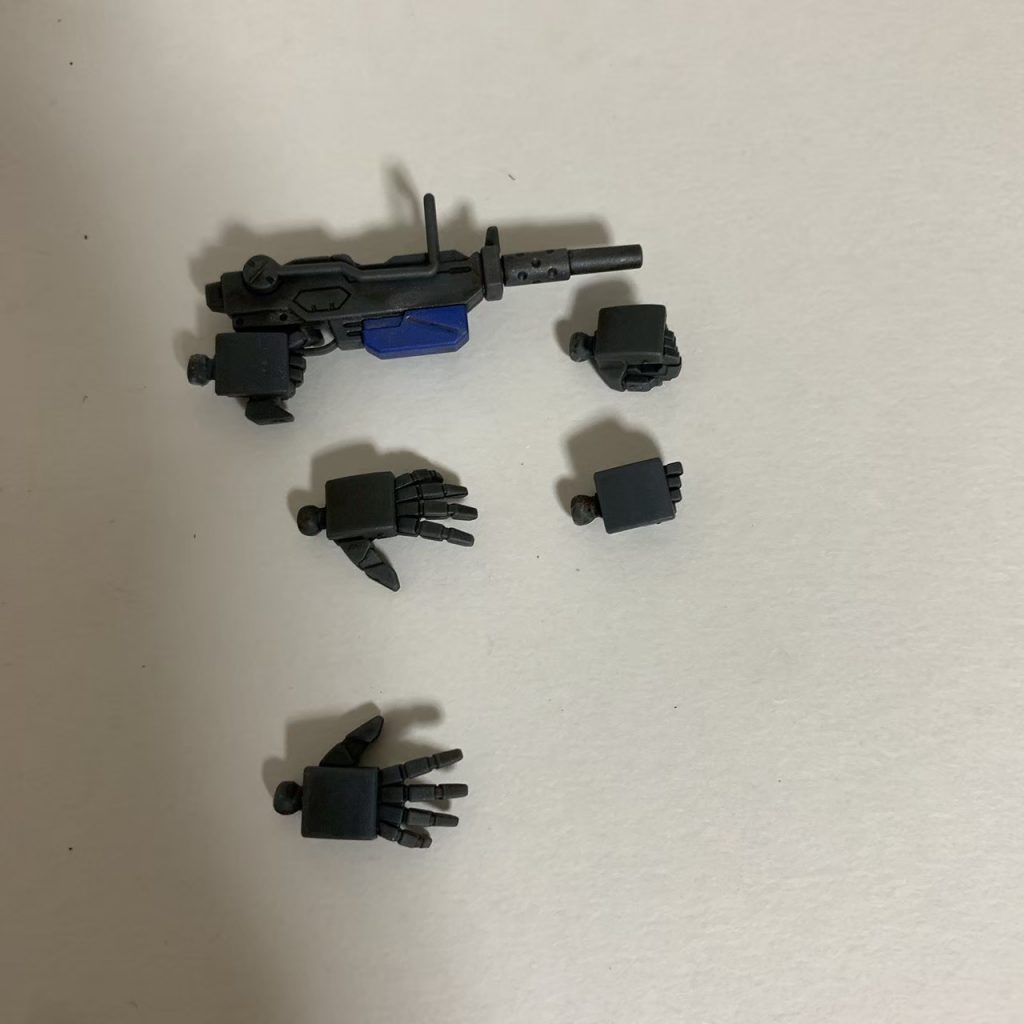 トリガーガードのない持ち手が気に入らなかったので、ハンドパーツはリバイブガンダムを流用しました。