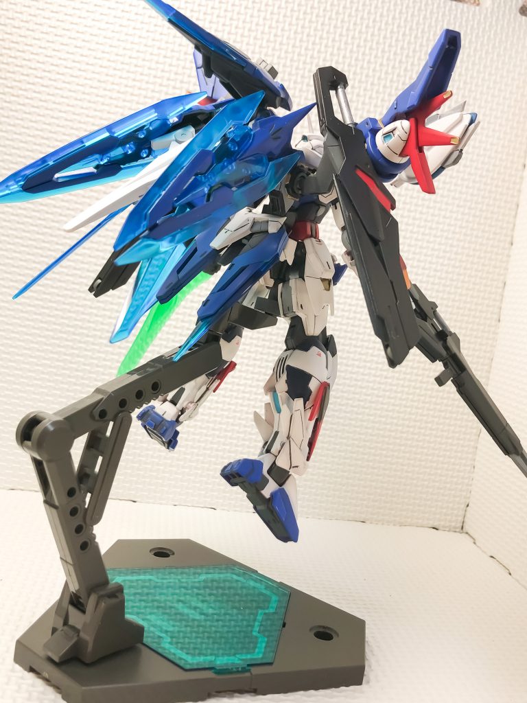 背部の追加パックです。腰と背中は、それぞれシアクアンタの腰とウェポンユニットをほぼそのまま流用しています。腰の接続部用のプラ板で作ったり、鉄血系のジョイントアームなどを使いました。