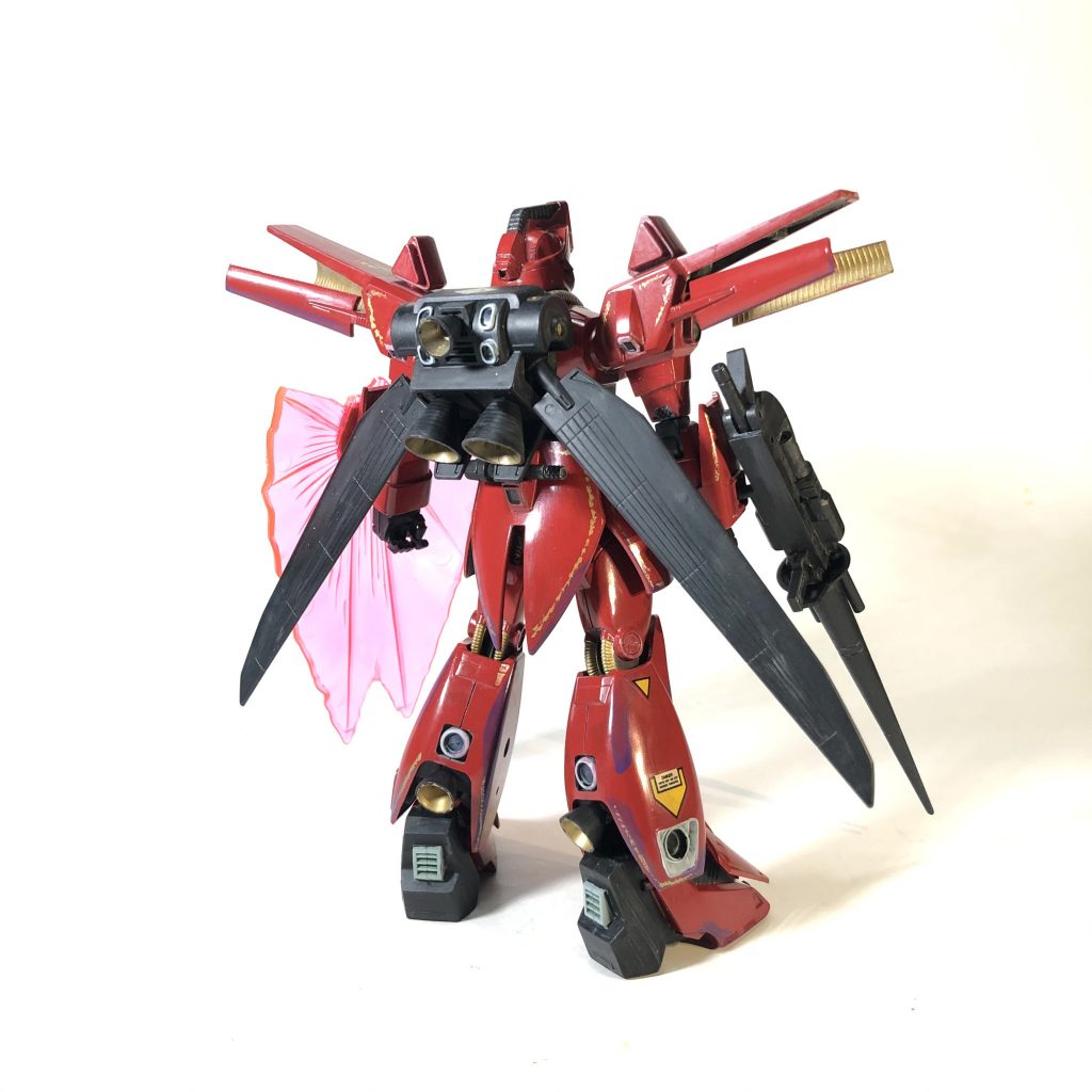 うしろ脚部のバーニアは小型化され全体的に運動性は低下しているが基本的にはダギ・イルスと一緒。