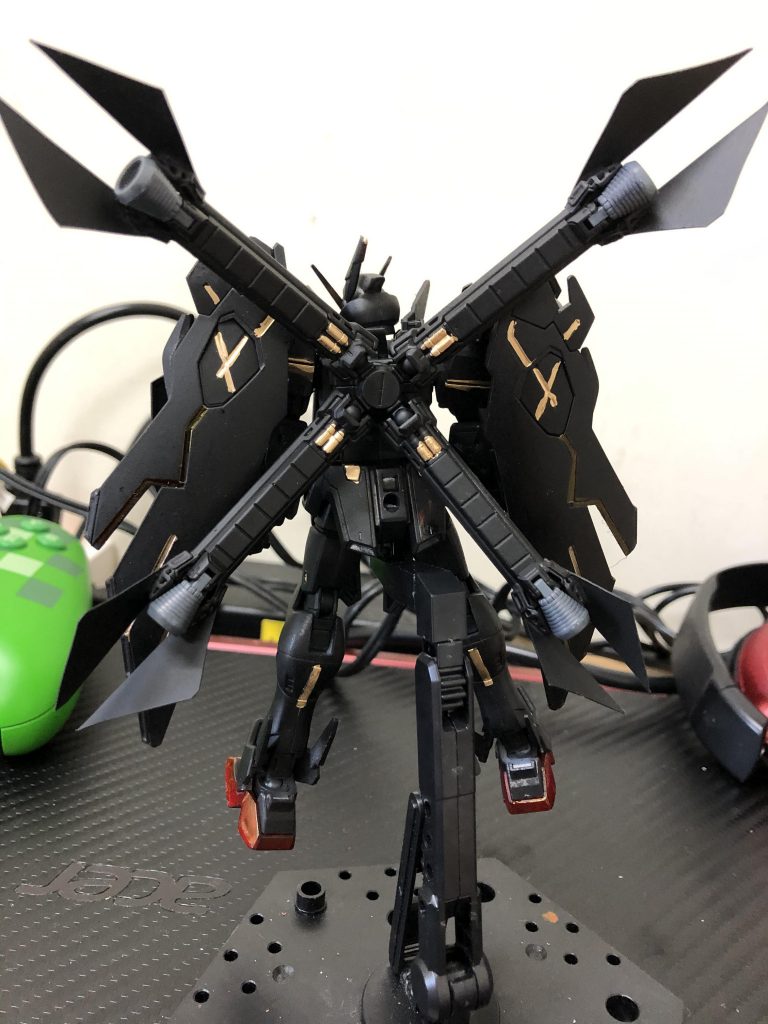 背中。スラスターはプラ板を適当に切って貼りました。少しはX2らしくなったかな?