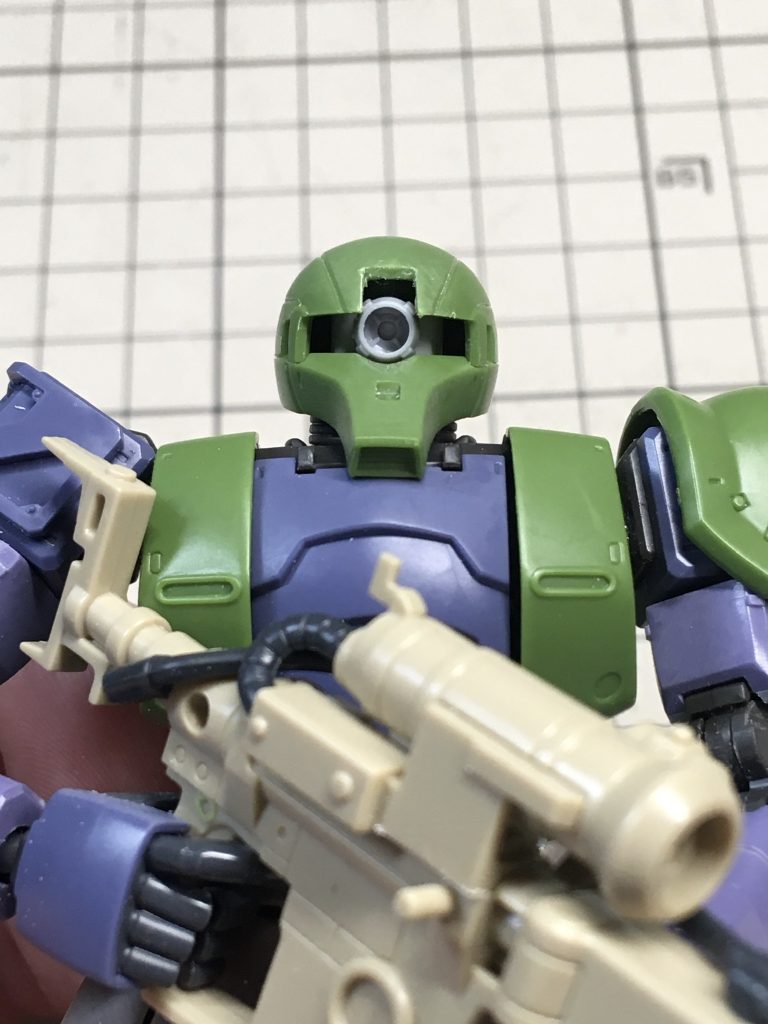 大型化されたモノアイは、プラパイプとビルダーズパーツを組み合わせて再現。HGUCをそのまま流用すると、サイズ感がいまいち合いませんでした。