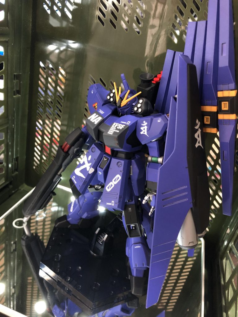 我がパーソナルカラー、ブルーバイオレットで塗装、一部をシナンジュスタインのパーツを使用でこんな感じになりました。