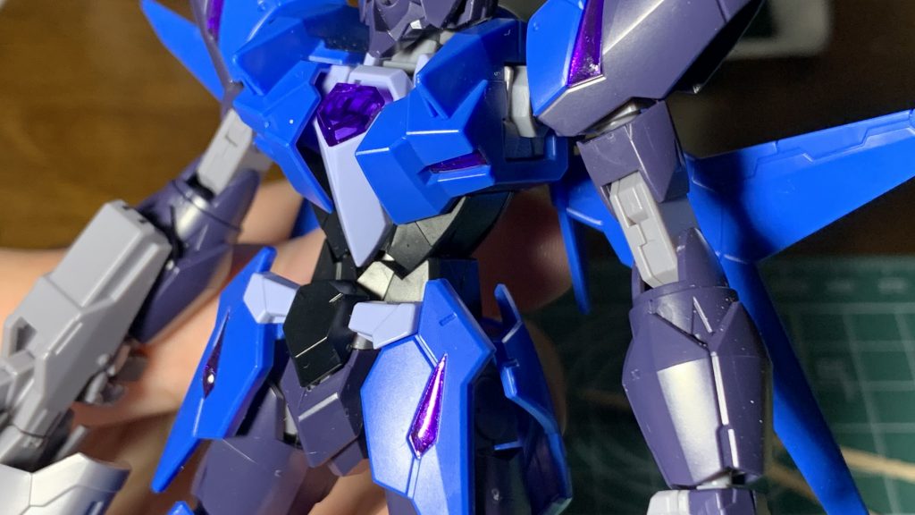 なんとなーくお気づきの方もいると思いますが、本来紫のシールの部分はシールをクリアレジンでコーティングしてジュエルシール化させたものを使用しております。おかげで劇中で特徴的なクリスタルのような輝きをなんとか再現できました。先人の知恵に感謝ﾅﾑﾅﾑ…