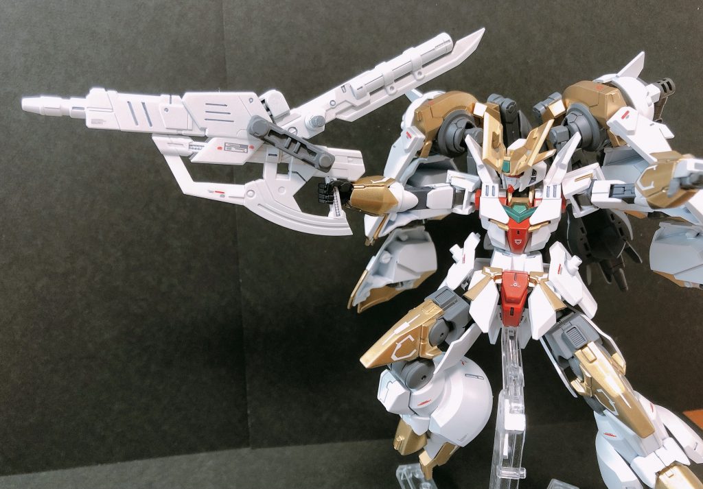 カラクリ刀「白夜(びゃくや)」白い刀身の剣と銃に変形する第一の武器。