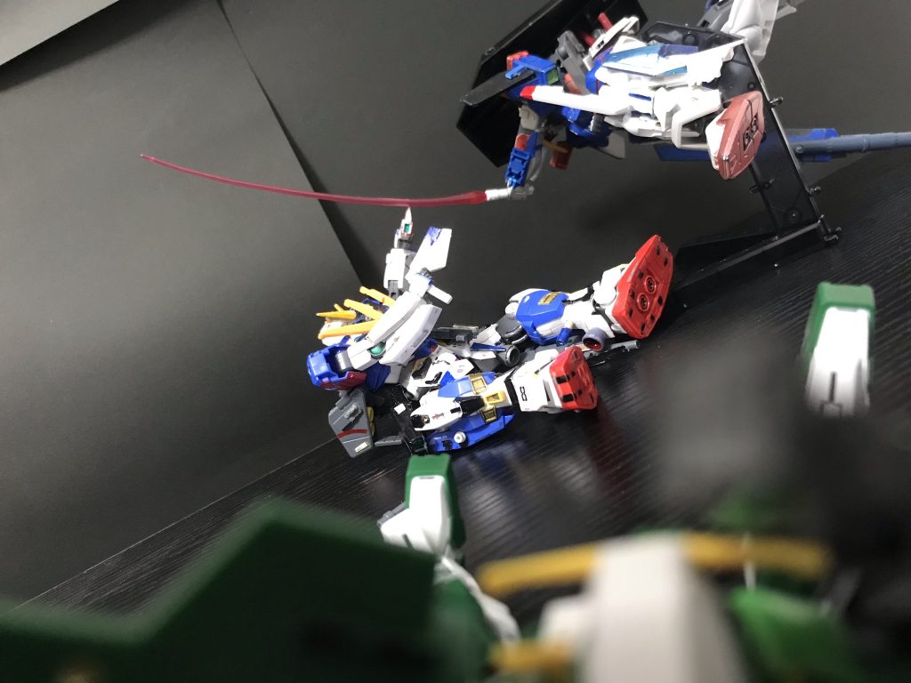 デュナメス「うう、あれは…」 ウーアオー「ピストルごと！？」デュナメス「サーベルの出力が…」