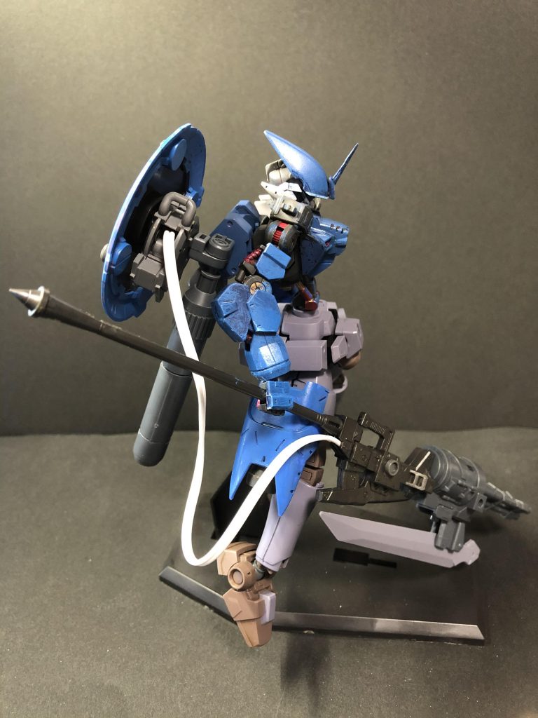 サイドです。ヴァイエイトの特徴的な脚部ブースターは、アスタロトの大型マニピュレーターの装甲(設定だと百錬のサイドアーマーでしたよね?笑)と、マンロディの足のブースターをミキシングして、それらしくしています。