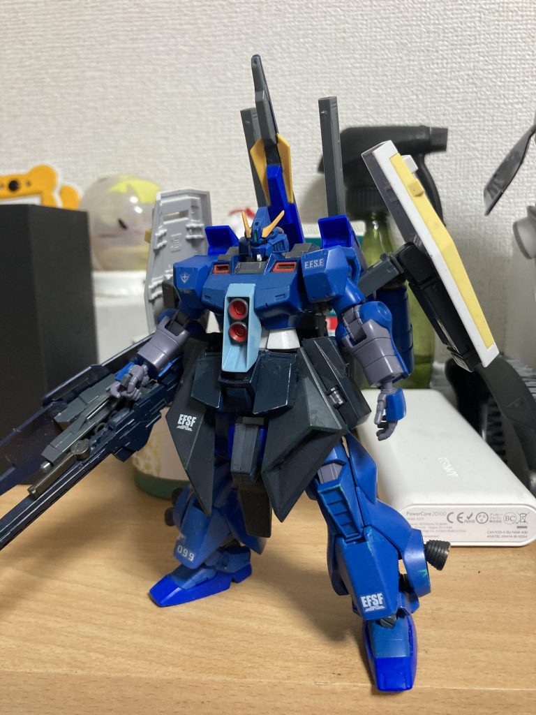元々は引っ越す前に作ったこの機体が今の自分の技術だとどうなるのかと、色々と集めて制作を始めました横に並べられるようにパーツを新調したのですが、塗装の際にガブスレイの腰パーツを折ってしまい復活できなくなりました