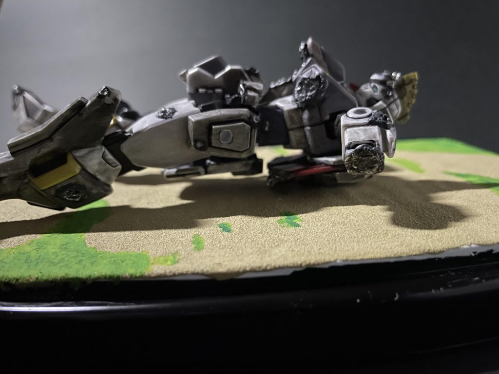 左側面そのままだと胴体が不自然に浮いてしまっていたので、胴体とマントの間のバックパック部分を取り除いています