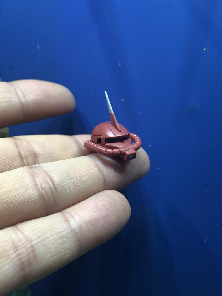 ツノは延長、顔の高さは継ぎ目で2ミリほど詰めてバイザーの幅を調整、目つきが鋭くなるように調整してます。