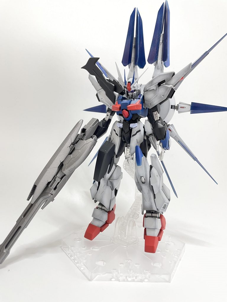 フィクションレジェンドガンダム。レジェンドの大きいドラグーンがビームスパイクによる近接攻撃機能を持っているので、それを突き詰めていった結果、全てのユニットにブレードを装備させました。肩と膝に増加装甲を被せ、左右非対称にしました。