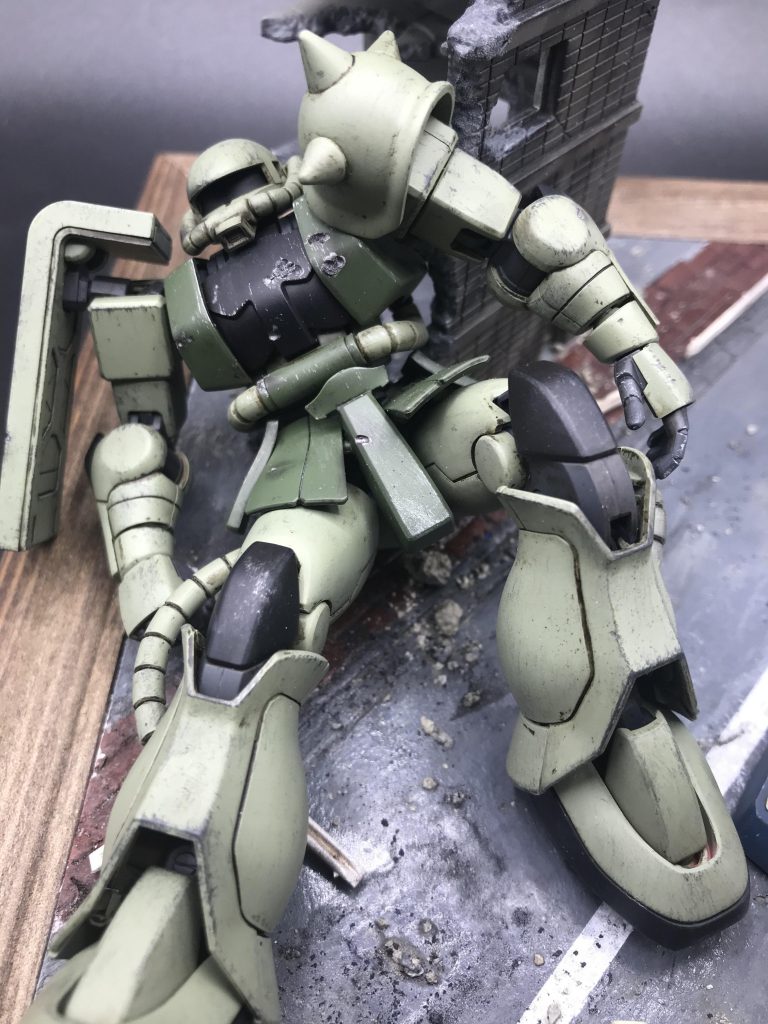 撃破されたザク2 。もう少し派手に壊しても良かった気もしますが、コクピット周りに被弾して撃破されたと言う事にします!ちなみにこのザク2はhguc 234のシャア専用ザク2 を一般カラーに塗り替えています。