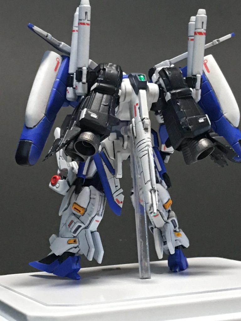 圧倒的ボリュームの背面、バックパック。このサイズで両肩のプロペラントタンクまで再現してあるのは凄いのですが、ビームスマートがなくリアヘビーなバランスのおかげで自立出来ません。苦肉の策で足裏をエポパテで埋めたんですが意味がなかったです。結果ベースにクリアプラ棒を刺して簡易のスタンドにしました。もたれているだけなので安定性は低いですが足首の補助はなくてもよくなりました。(塗装も剥げるので付けたくなった)